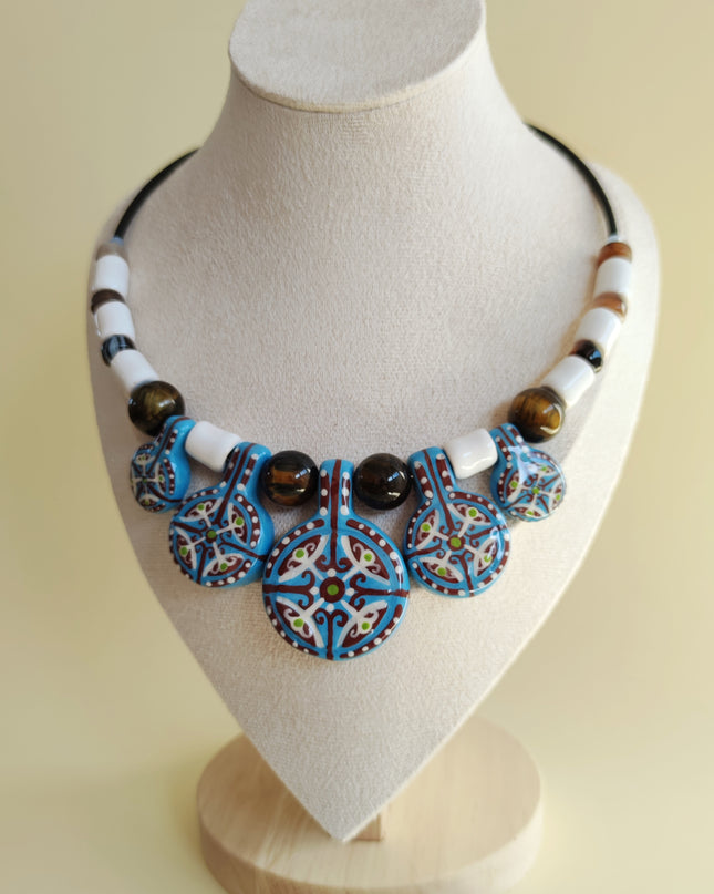 Un collar al estilo folclórico ucraniano