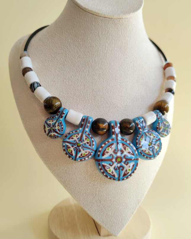 Un collar al estilo folclórico ucraniano