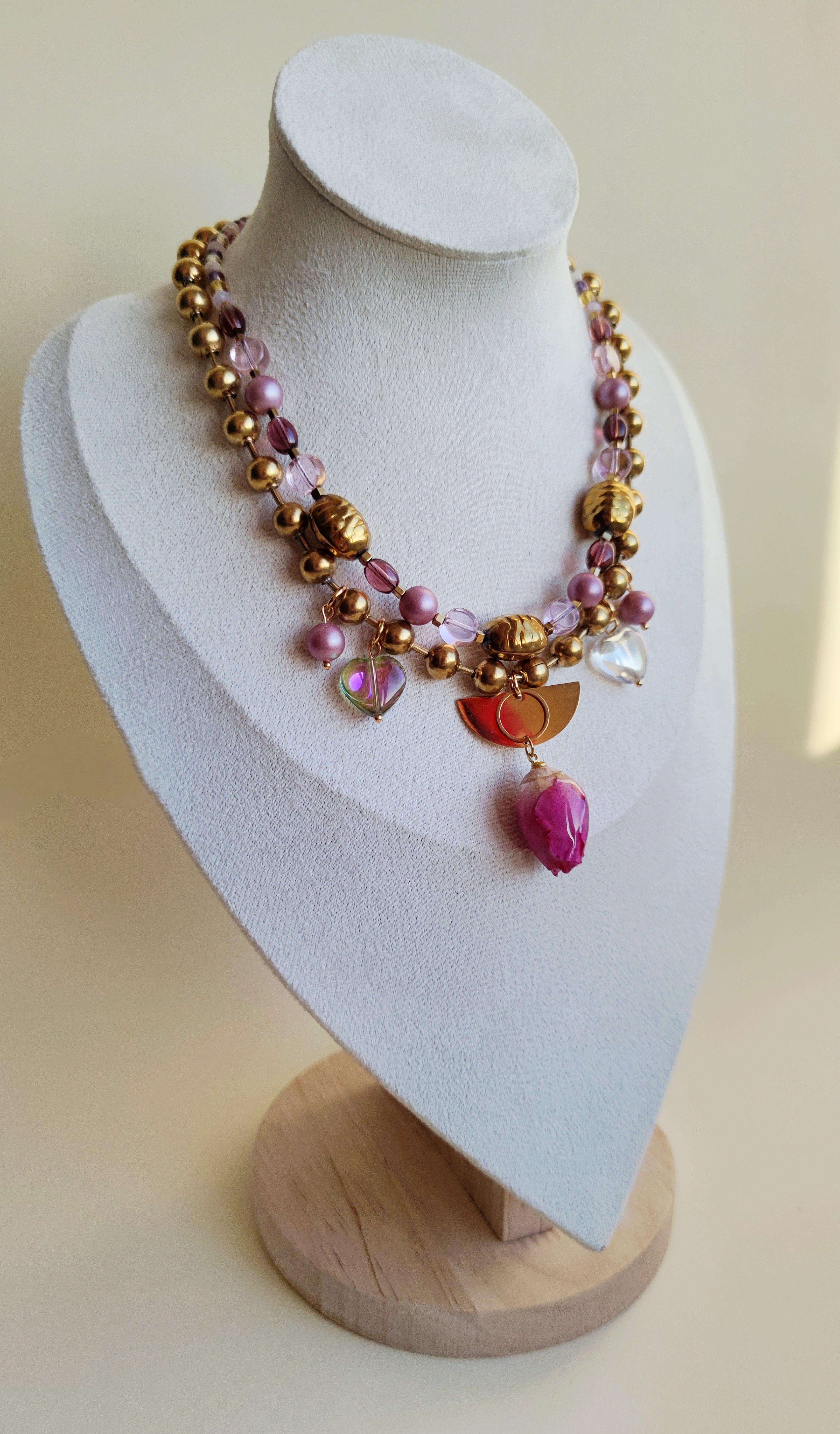 Women’s necklaces and chokers that hold the whole look together