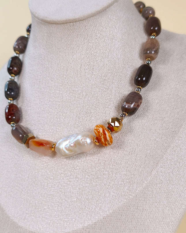 Elegante collar con piedras preciosas naturales