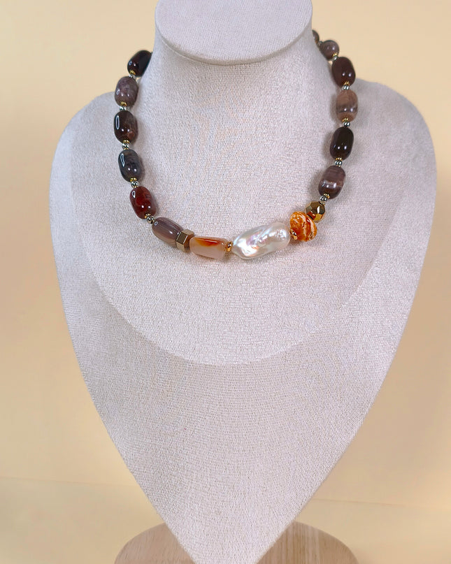 Elegante collar con piedras preciosas naturales