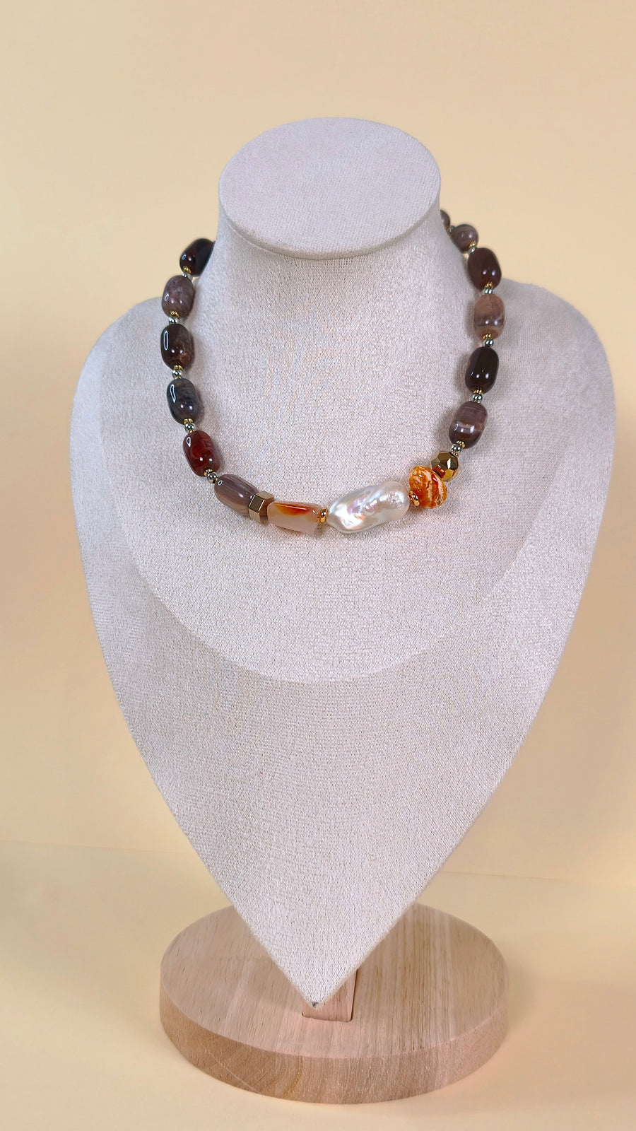 Elegante collar con piedras preciosas naturales
