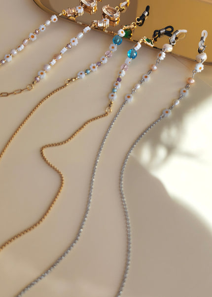 Cadena para gafas con margaritas y perlas