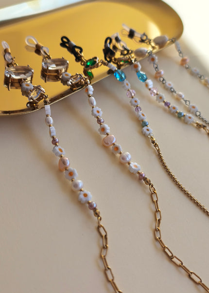 Cadena para gafas con margaritas y perlas